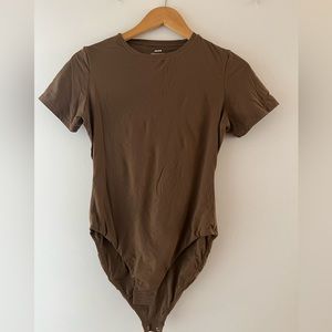 FITS EVERYBODY T-SHIRT BODYSUIT IN OXIDE